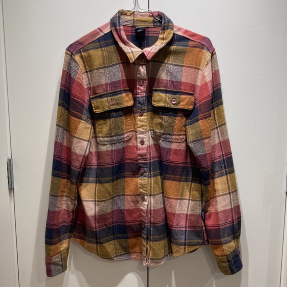 Granola Girl Gifting: Patagonia Fjord Flannel - Picture 3 of 7